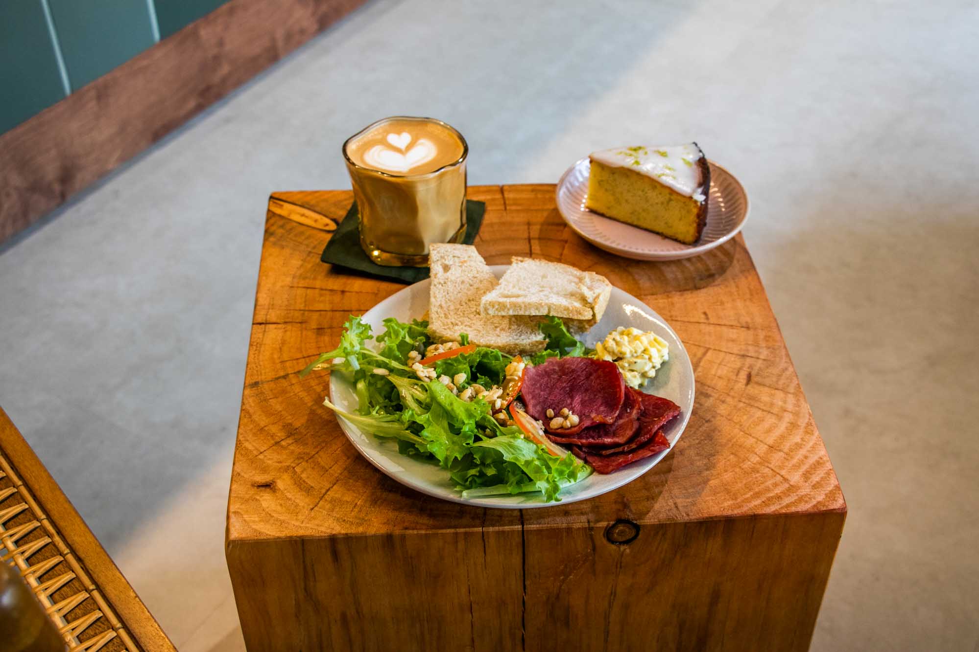高雄早午餐 草木咖啡 河堤社區美景咖啡與優秀酸種麵包