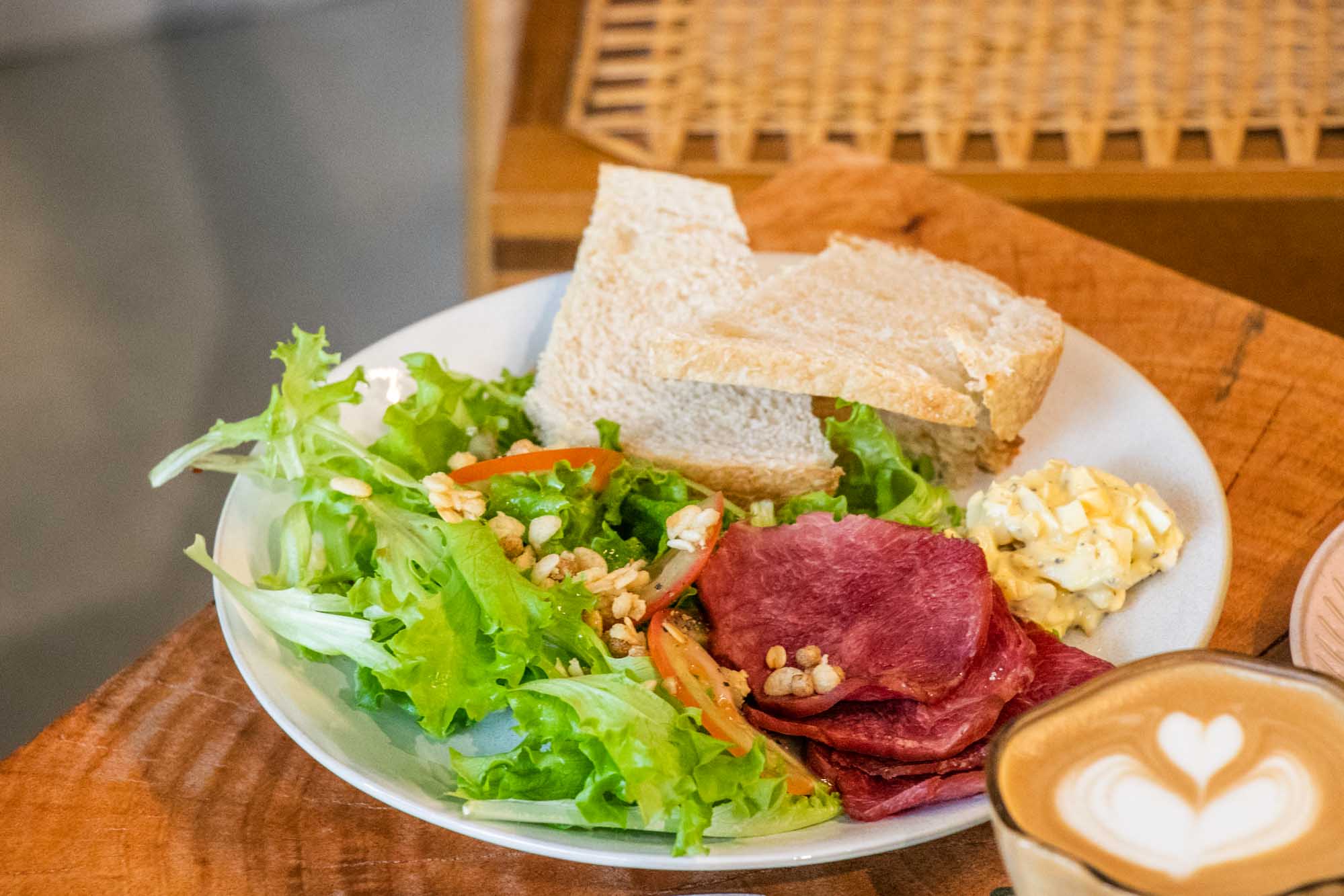 高雄早午餐 草木咖啡 河堤社區美景咖啡與優秀酸種麵包