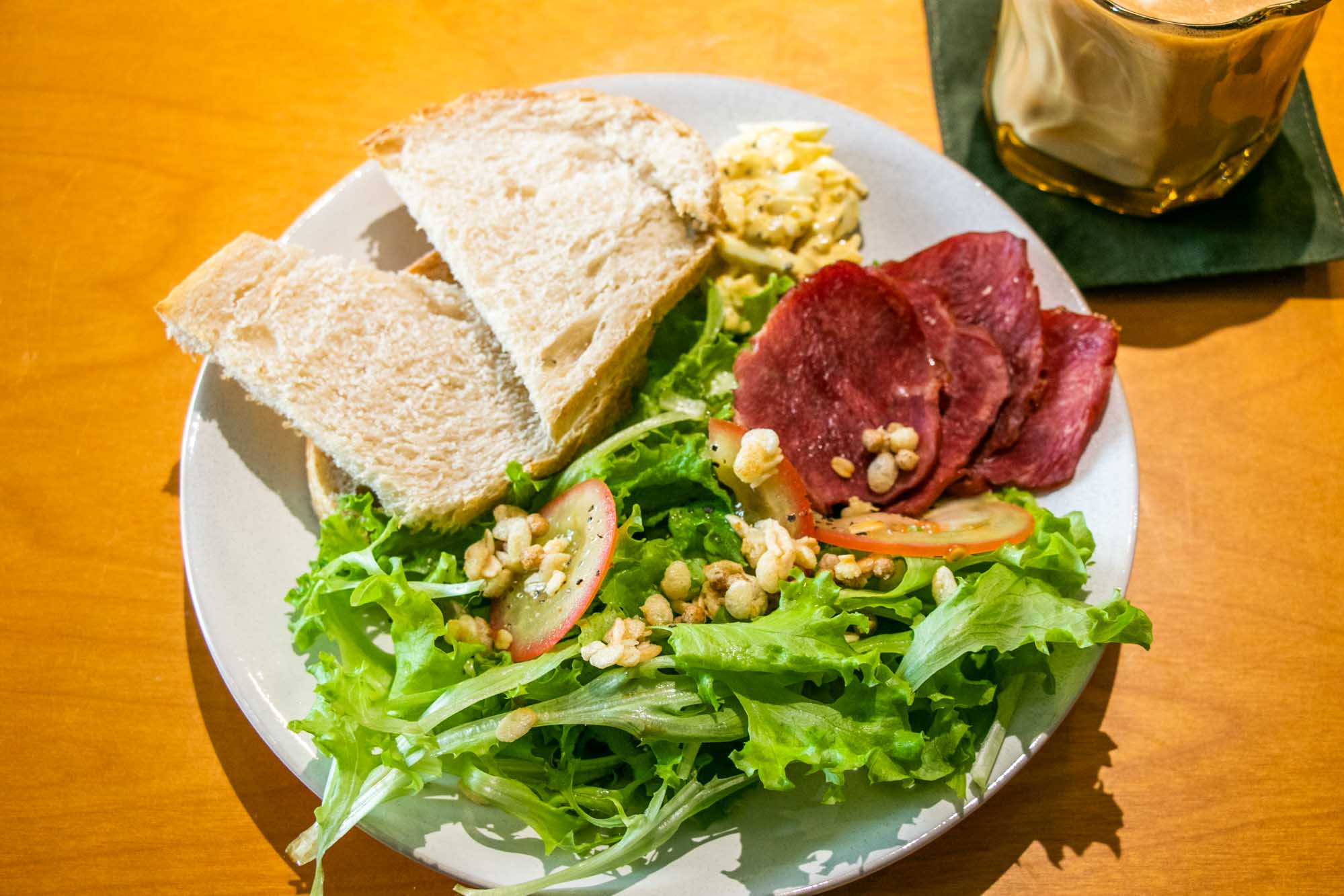 高雄早午餐 草木咖啡 河堤社區美景咖啡與優秀酸種麵包