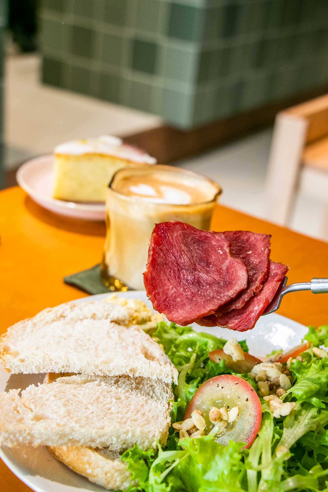 高雄早午餐 草木咖啡 河堤社區美景咖啡與優秀酸種麵包