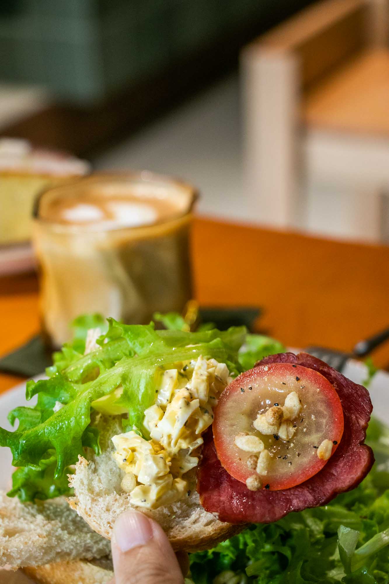 高雄早午餐 草木咖啡 河堤社區美景咖啡與優秀酸種麵包