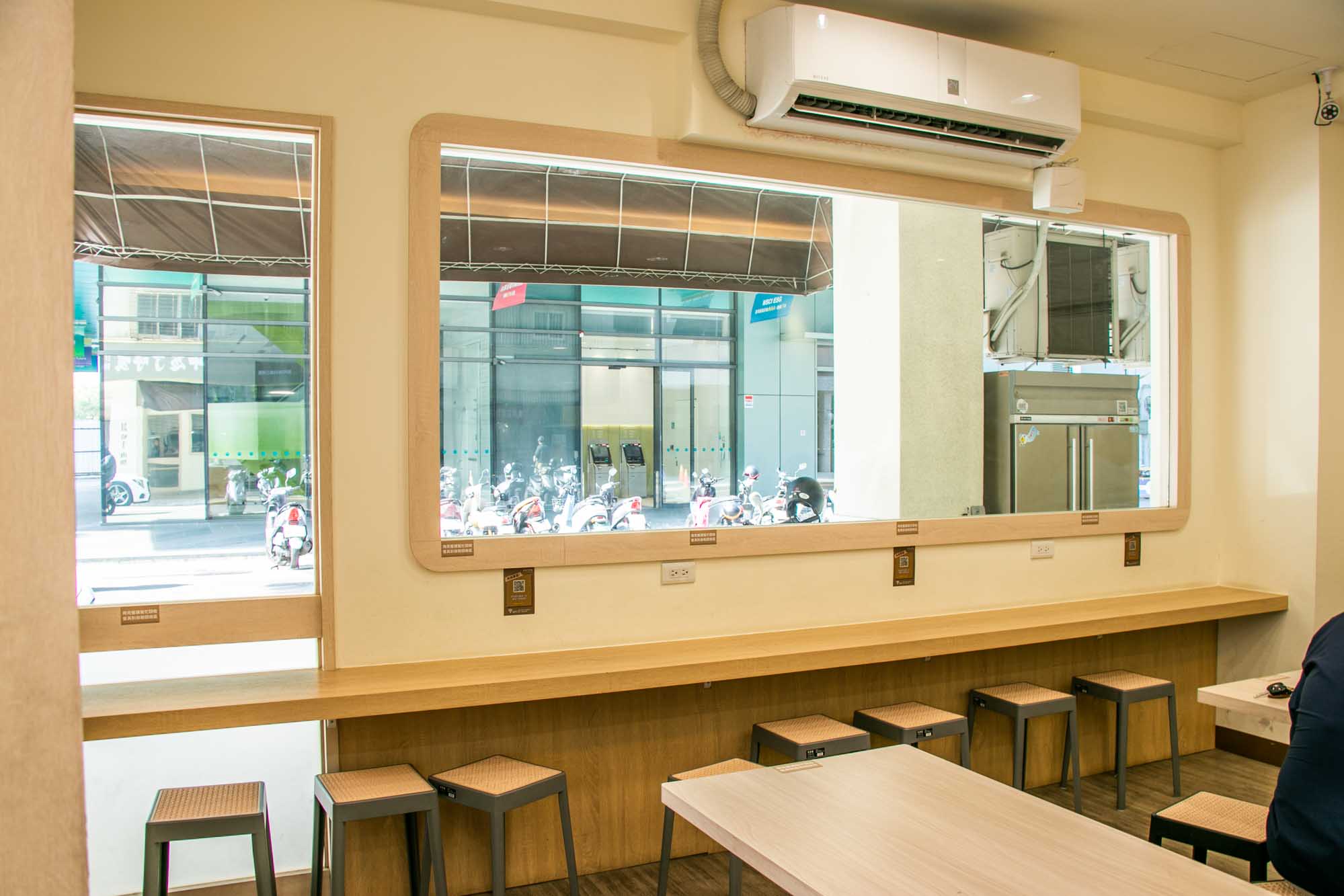 高雄 餛飩麵10幾顆超划 牛忘了呼吸 極品牛肉麵 四維店 - 第2張圖 高雄 餛飩麵10幾顆超划 牛忘了呼吸 極品牛肉麵 四維店