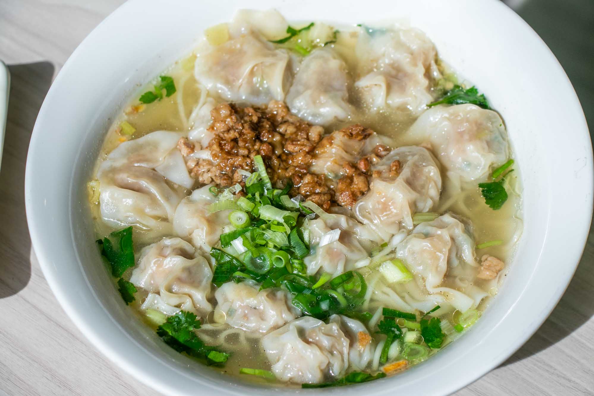 高雄 餛飩麵10幾顆超划 牛忘了呼吸 極品牛肉麵 四維店 - 第14張圖 高雄 餛飩麵10幾顆超划 牛忘了呼吸 極品牛肉麵 四維店