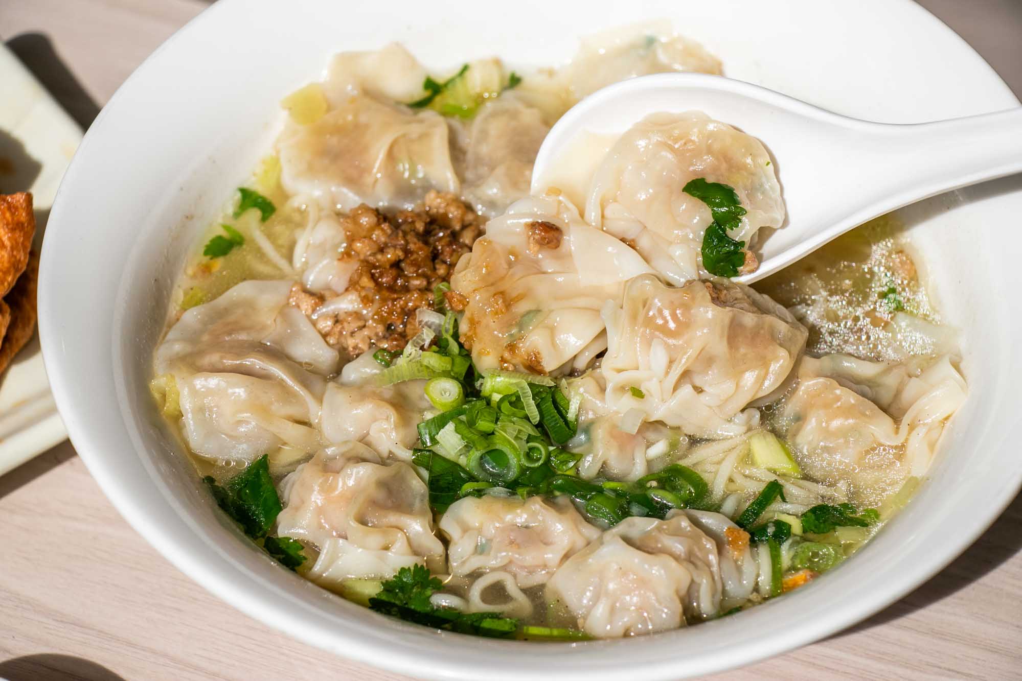高雄 餛飩麵10幾顆超划 牛忘了呼吸 極品牛肉麵 四維店 - 第15張圖 高雄 餛飩麵10幾顆超划 牛忘了呼吸 極品牛肉麵 四維店