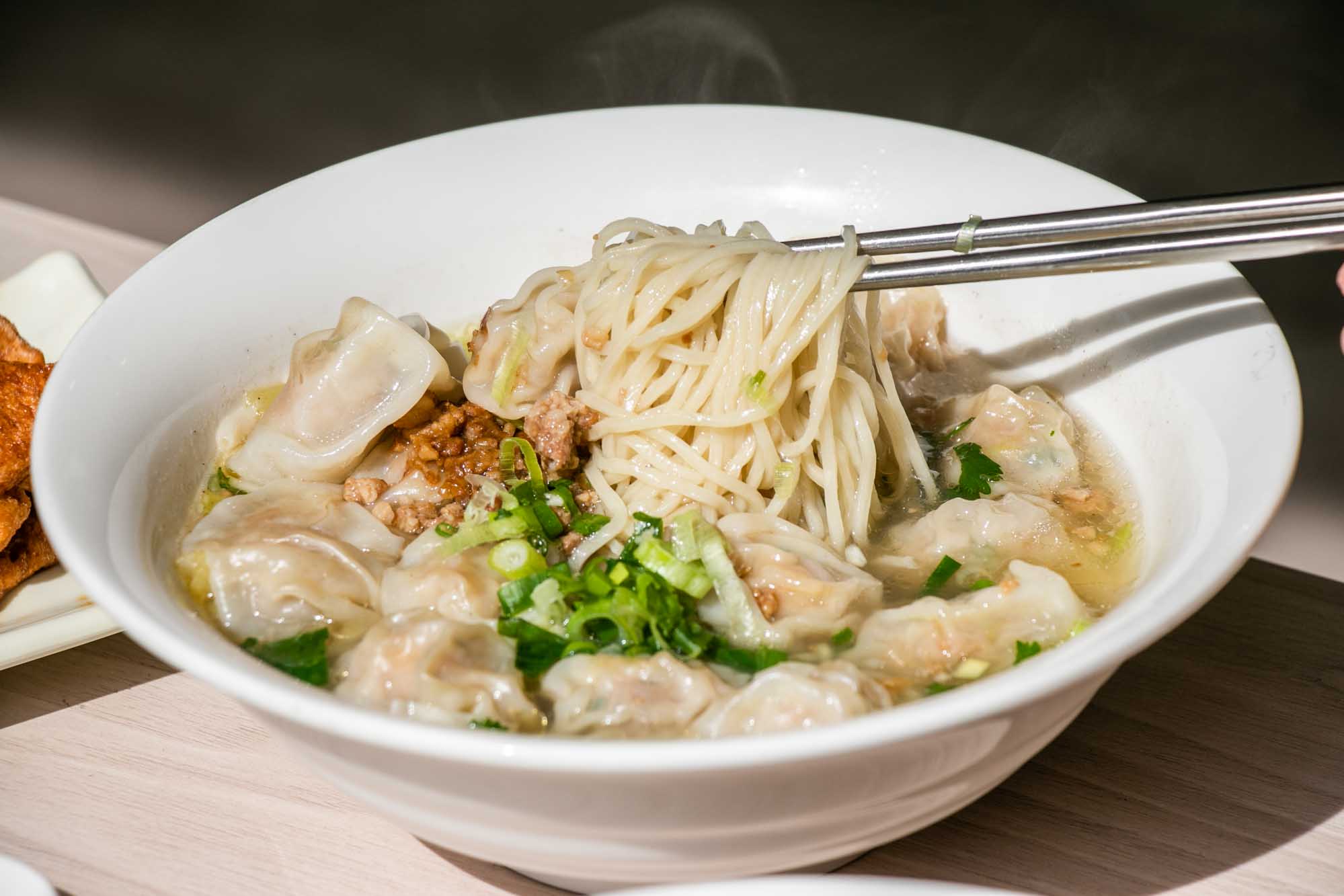 高雄 餛飩麵10幾顆超划 牛忘了呼吸 極品牛肉麵 四維店 - 第16張圖 高雄 餛飩麵10幾顆超划 牛忘了呼吸 極品牛肉麵 四維店