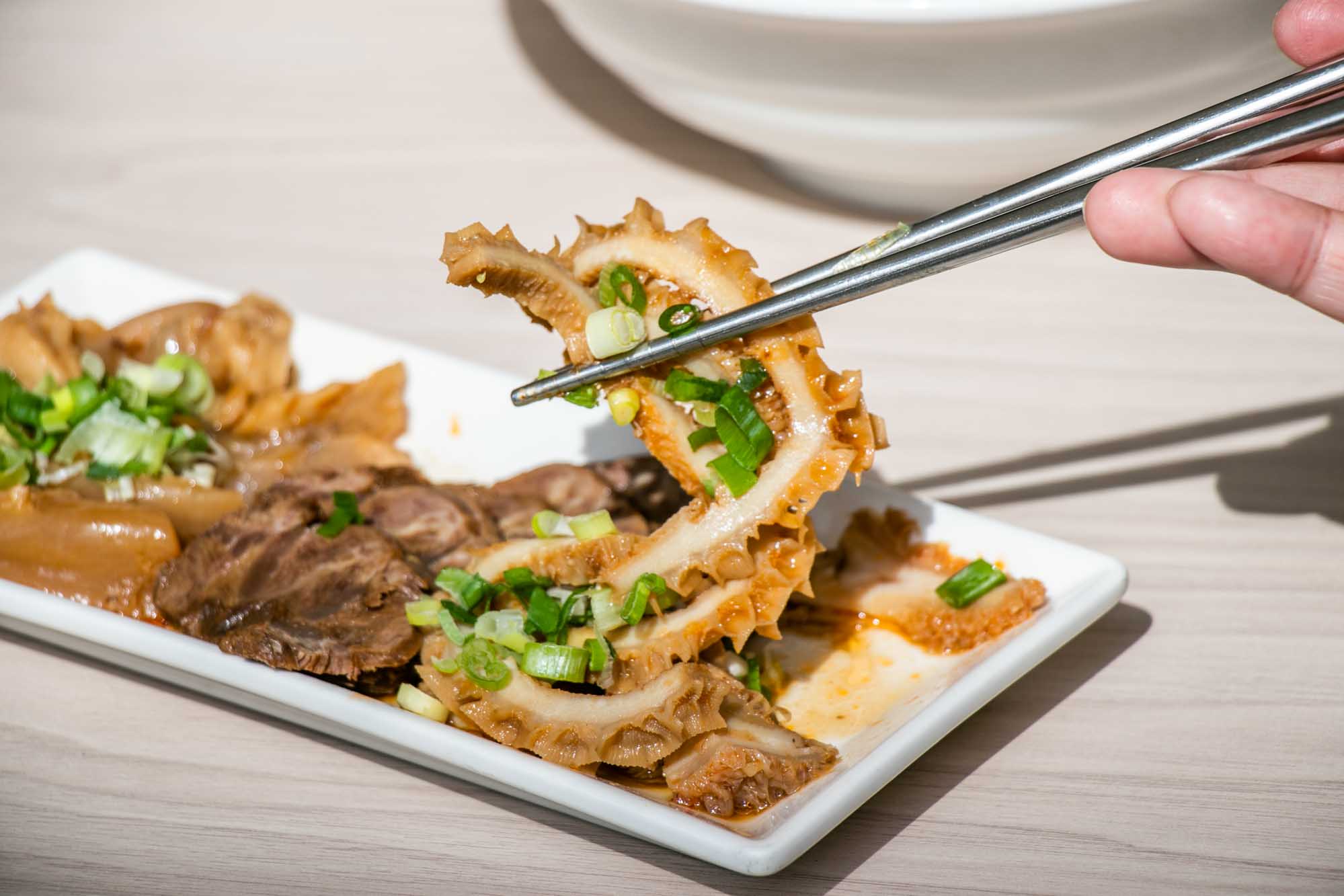 高雄 餛飩麵10幾顆超划 牛忘了呼吸 極品牛肉麵 四維店 - 第21張圖 高雄 餛飩麵10幾顆超划 牛忘了呼吸 極品牛肉麵 四維店