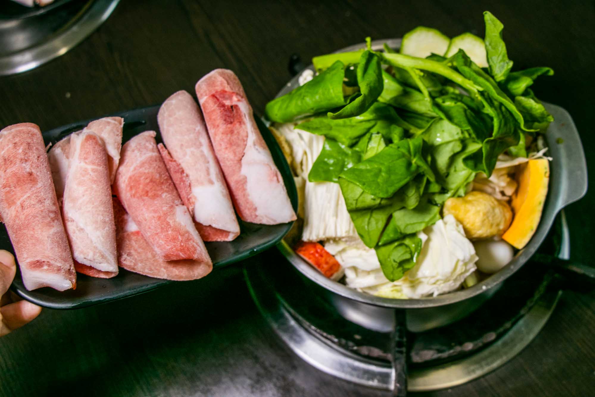 高雄傳統石頭火鍋推薦 超大份！炒鍋底香噴噴 老牌石頭火鍋 高雄三民店