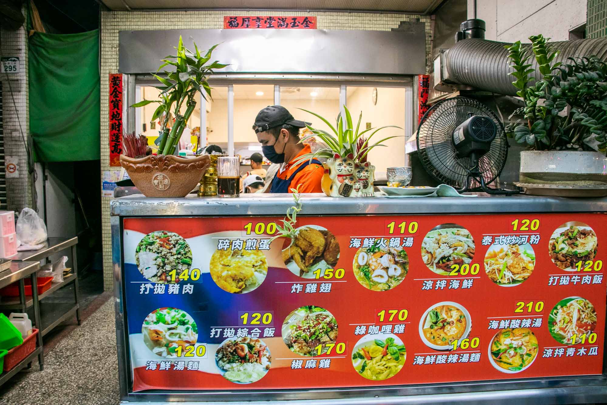 高雄泰式 雅玟泰式料理 旁邊辣椒醬料 打拋泰奶推薦