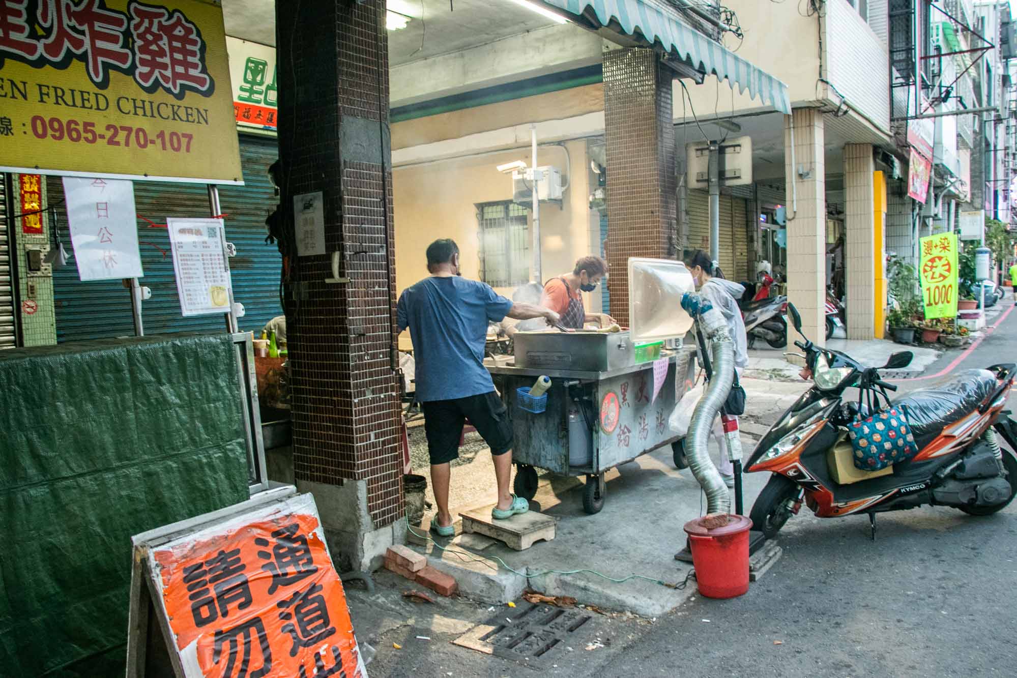 高雄泰式 雅玟泰式料理 旁邊辣椒醬料 打拋泰奶推薦