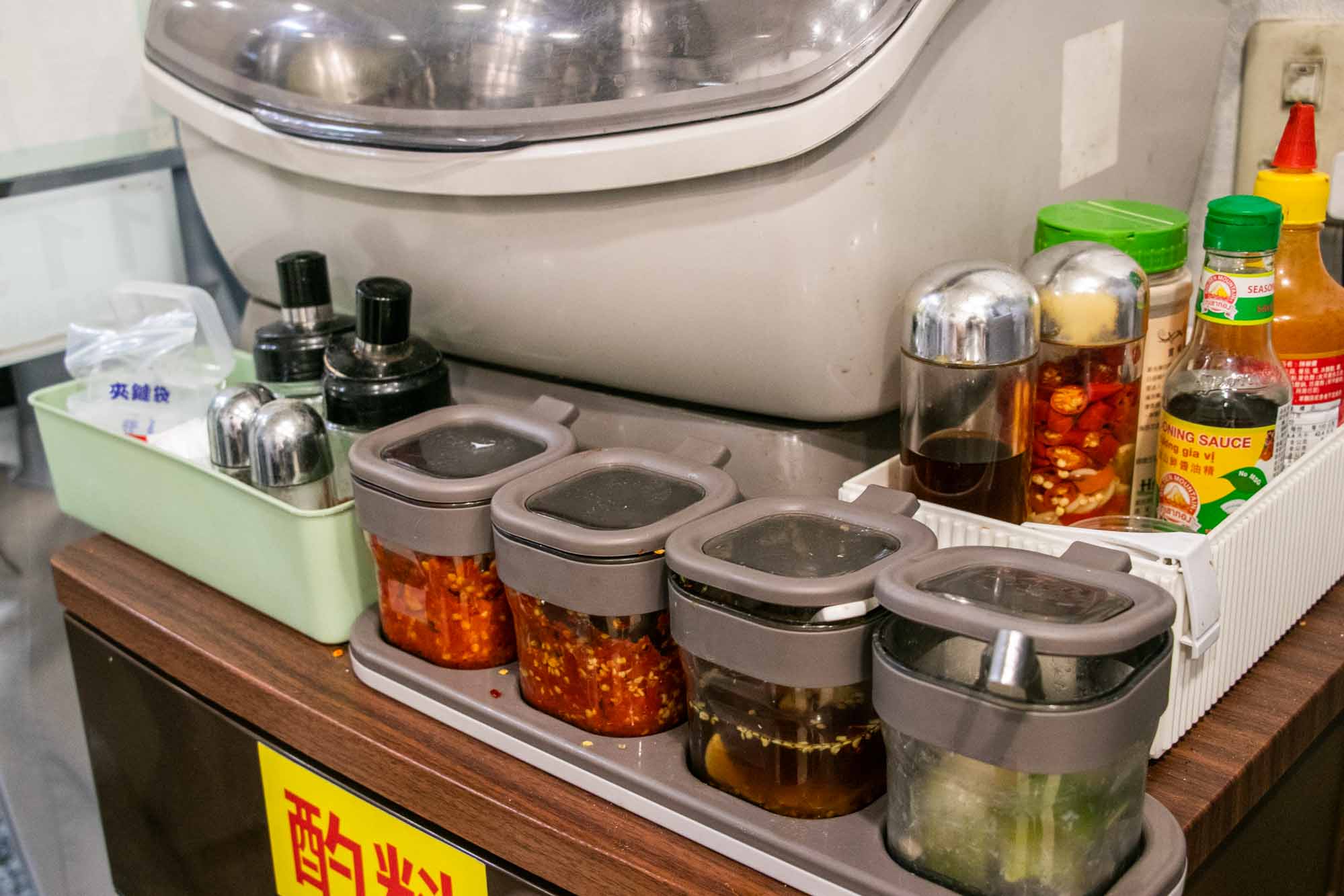 高雄泰式 雅玟泰式料理 旁邊辣椒醬料 打拋泰奶推薦
