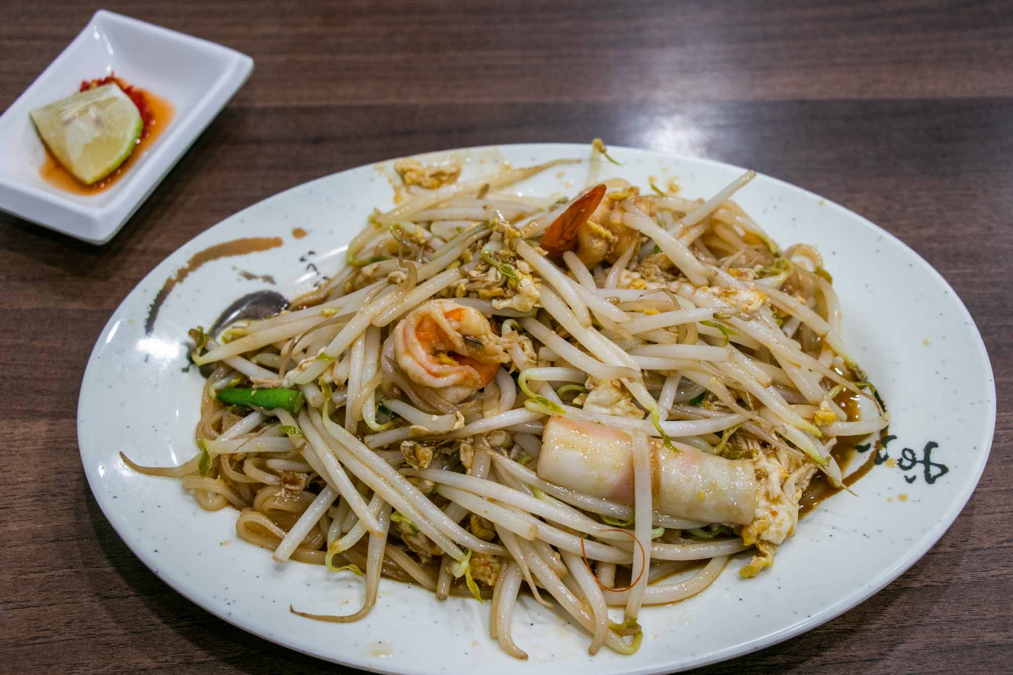高雄泰式 雅玟泰式料理 旁邊辣椒醬料 打拋泰奶推薦