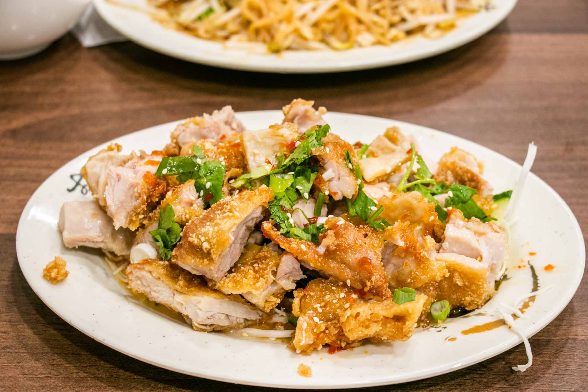 高雄泰式 雅玟泰式料理 旁邊辣椒醬料 打拋泰奶推薦