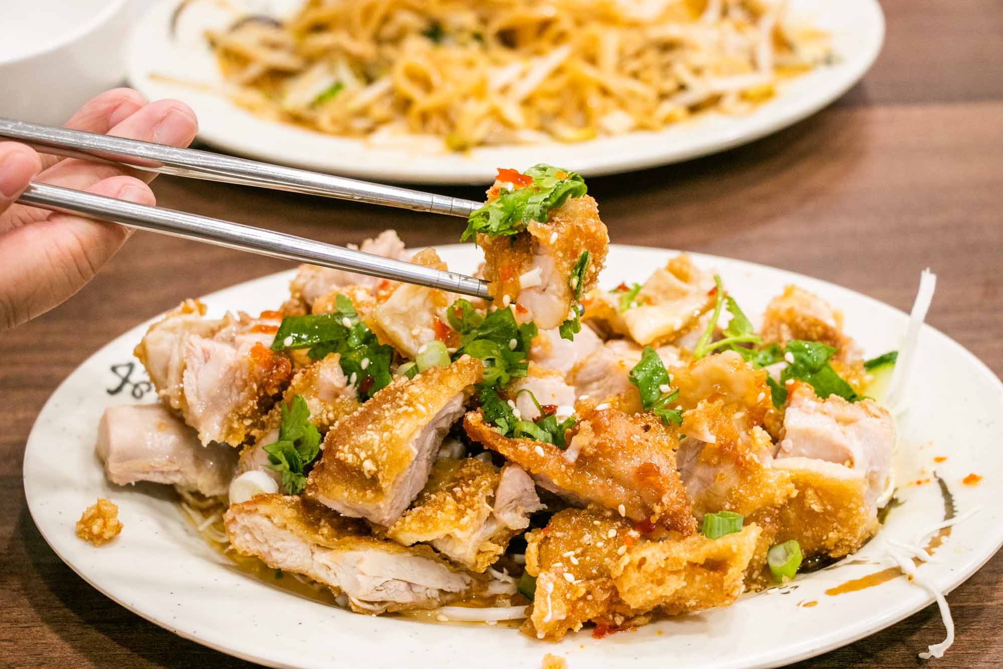 高雄泰式 雅玟泰式料理 旁邊辣椒醬料 打拋泰奶推薦