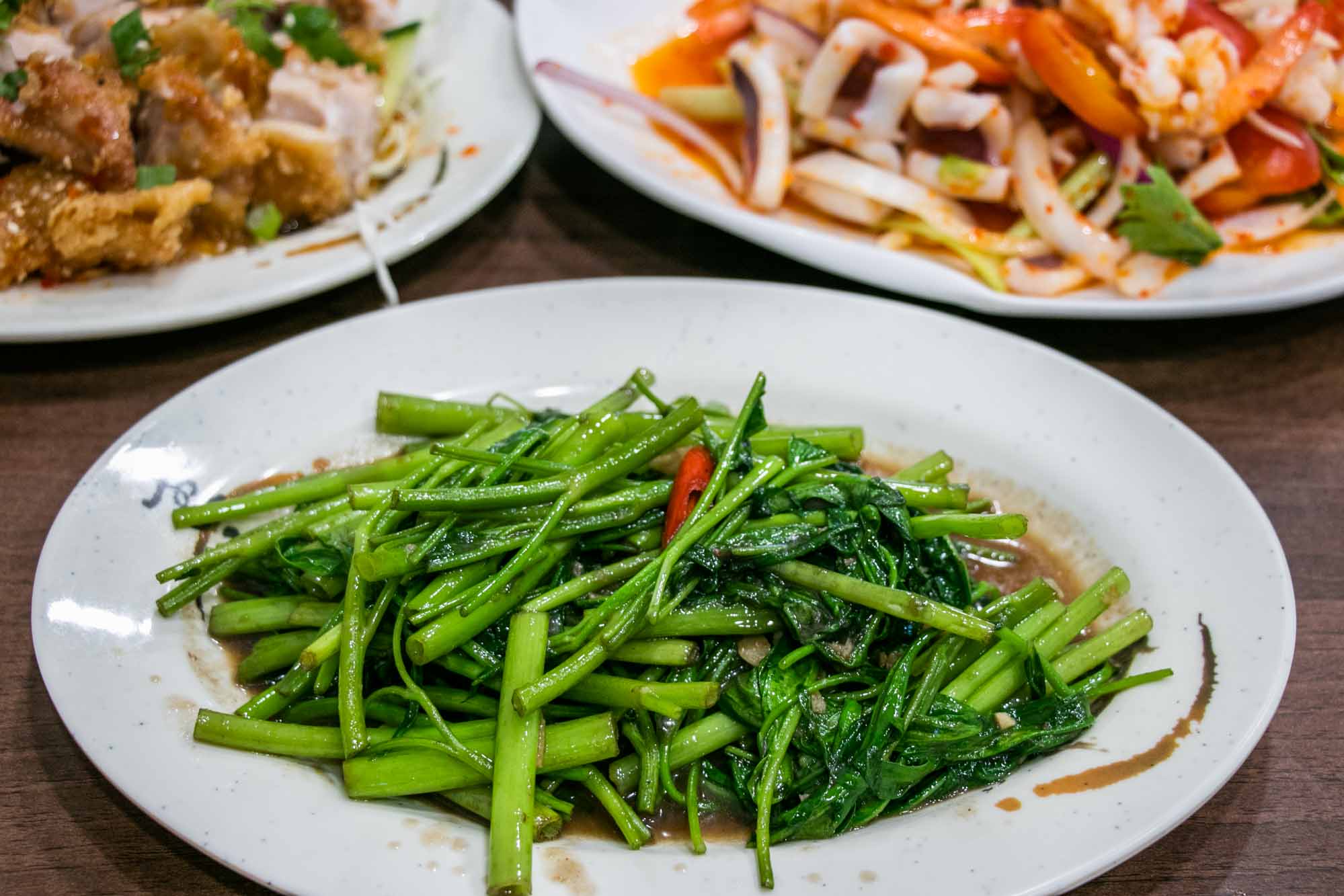 高雄泰式 雅玟泰式料理 旁邊辣椒醬料 打拋泰奶推薦