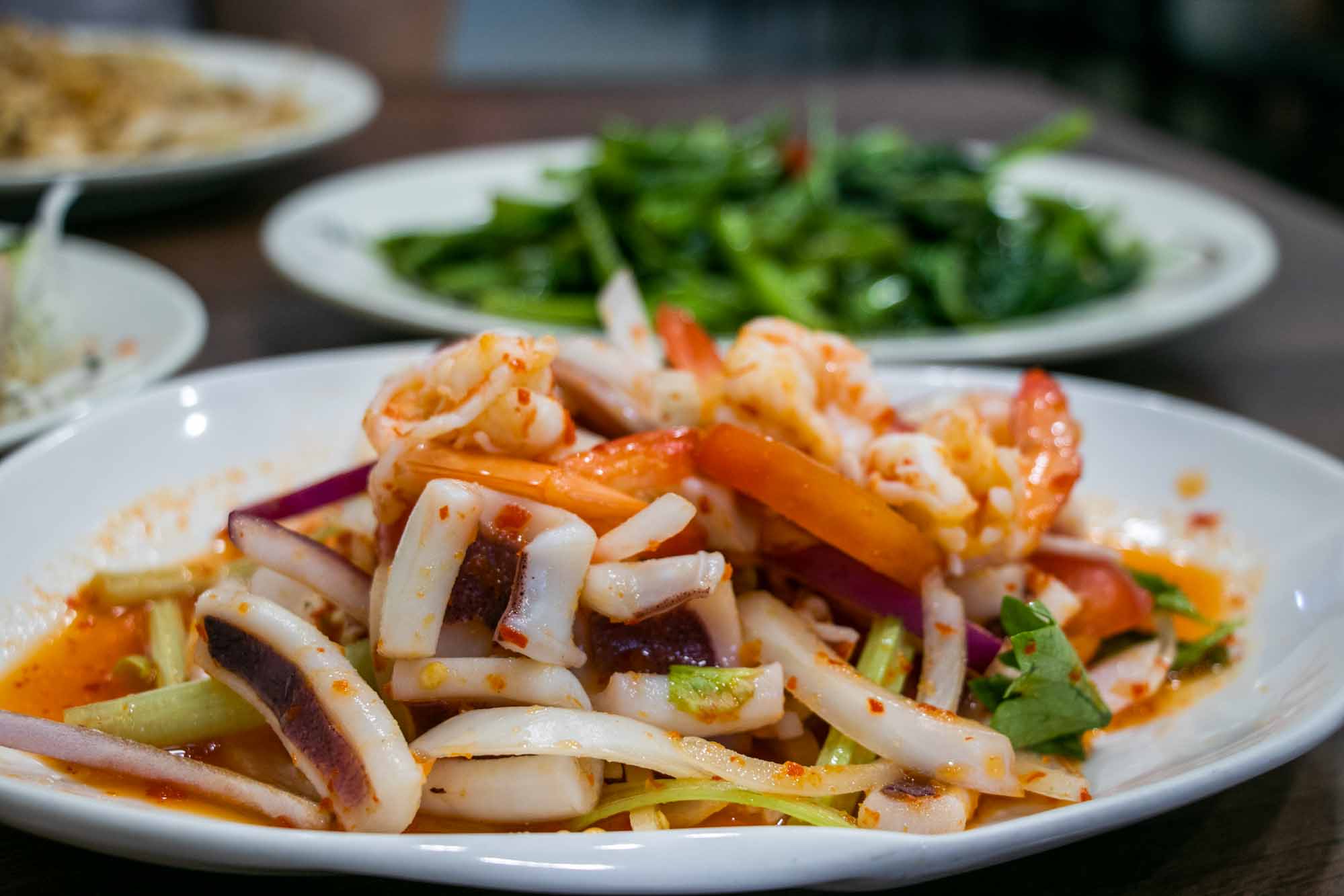 高雄泰式 雅玟泰式料理 旁邊辣椒醬料 打拋泰奶推薦