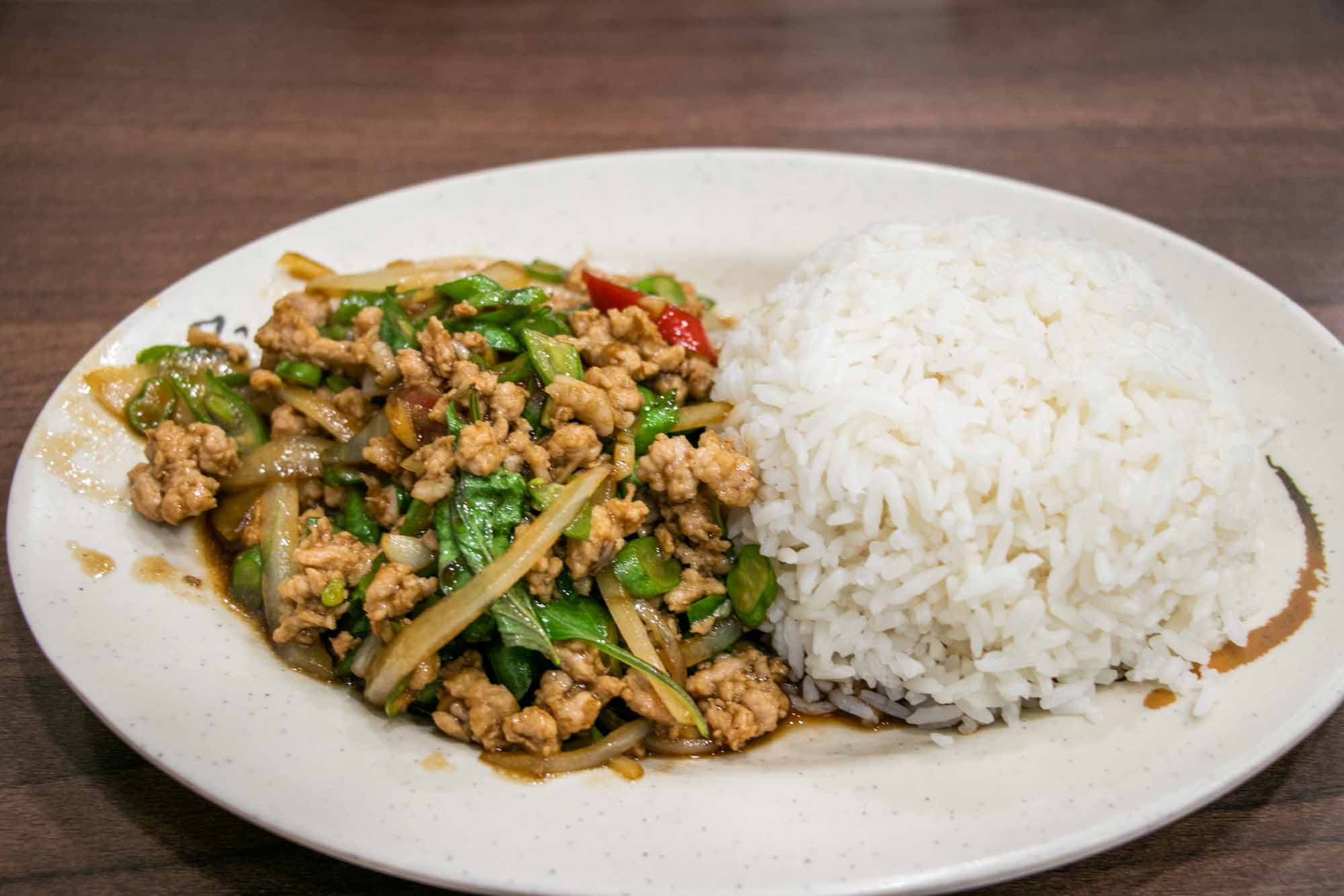 高雄泰式 雅玟泰式料理 旁邊辣椒醬料 打拋泰奶推薦