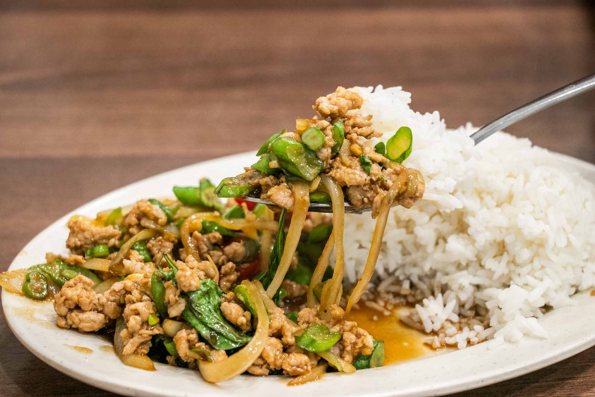 高雄泰式 雅玟泰式料理 旁邊辣椒醬料 打拋泰奶推薦
