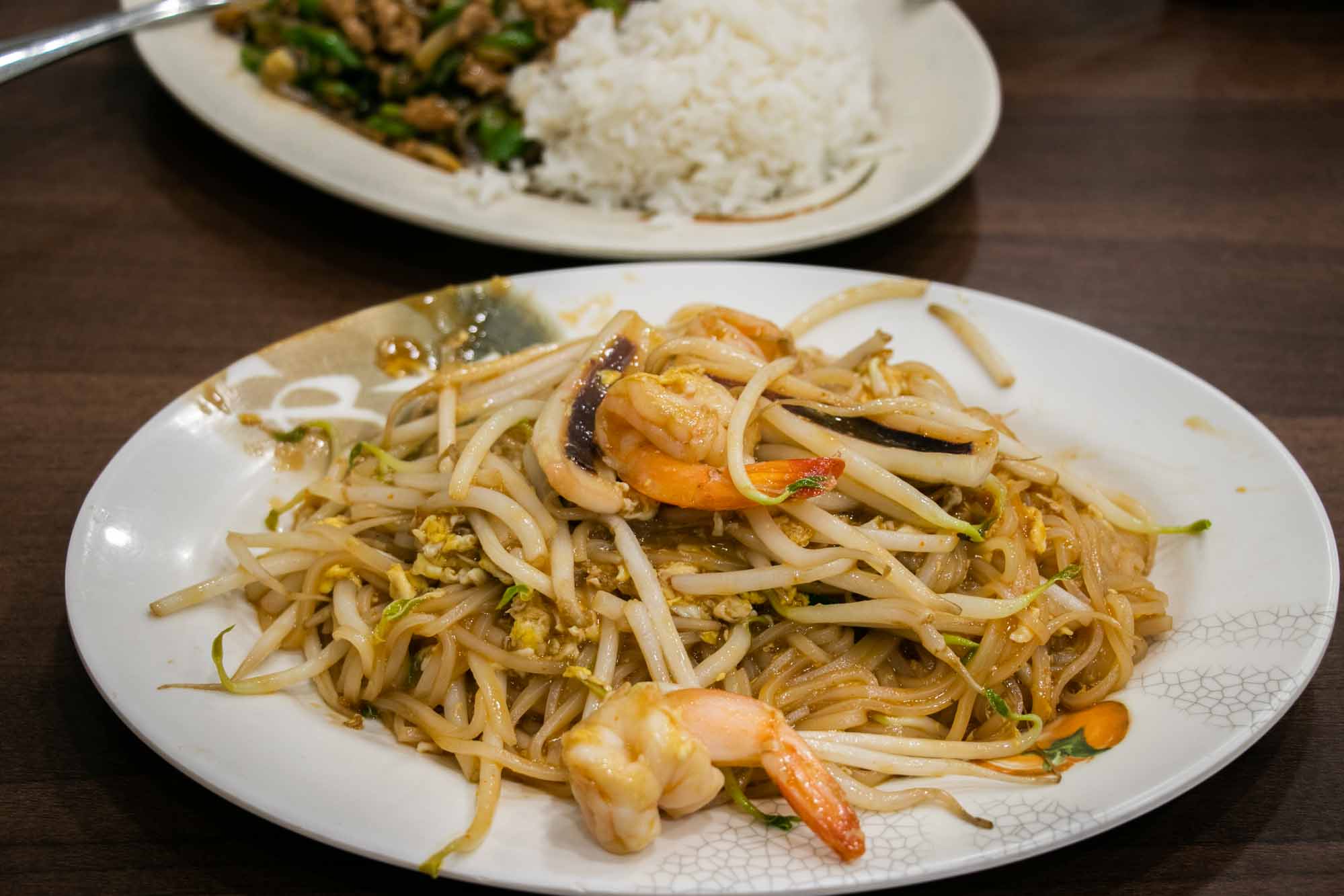 高雄泰式 雅玟泰式料理 旁邊辣椒醬料 打拋泰奶推薦