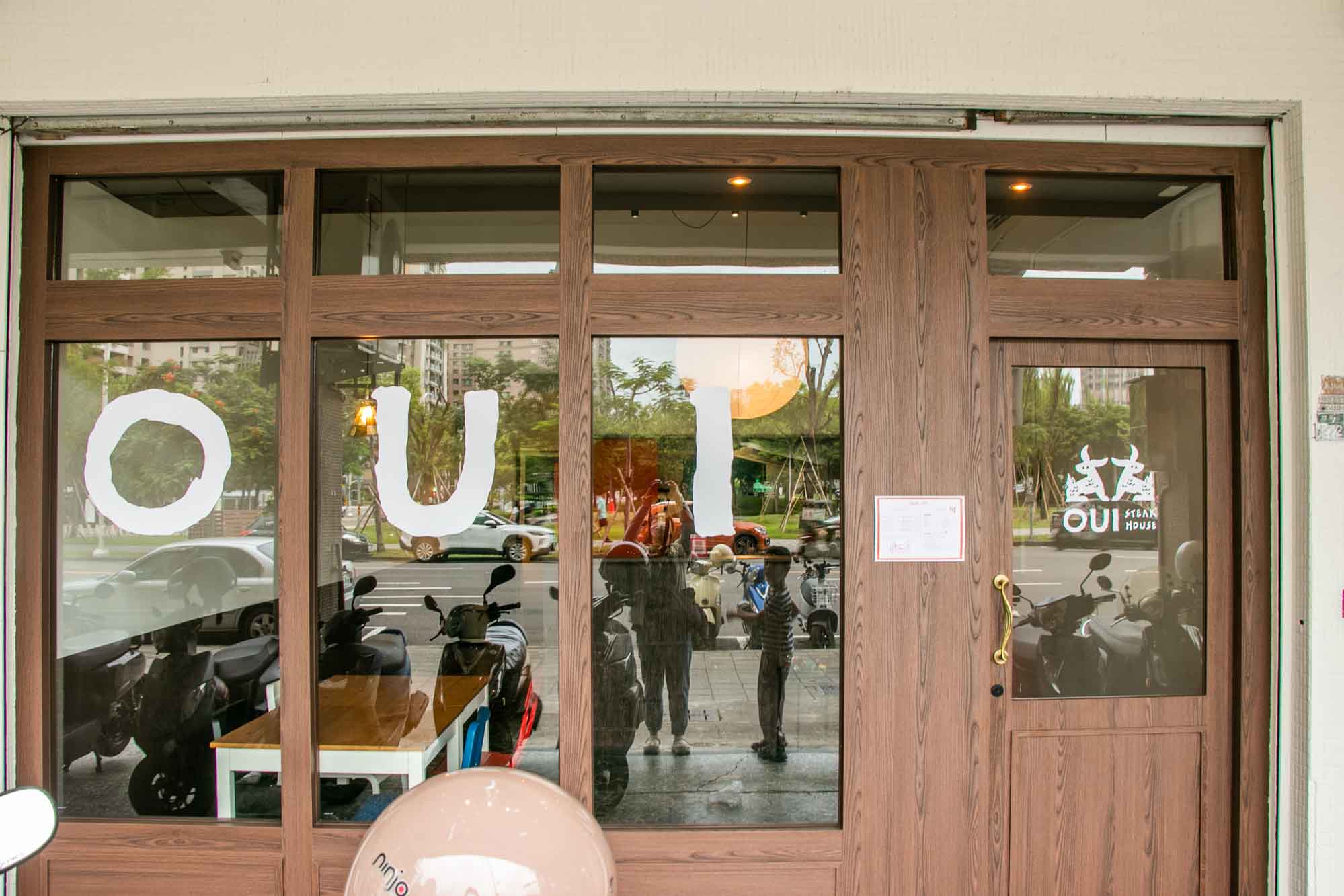 高雄美食聚餐 慶生 OUI steakhouse牛排館 內惟藝術中心對面